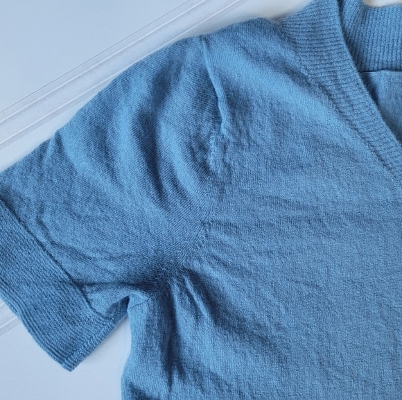100% Extrafine Merino Wool | Light Blue Short Sleeve Sweater - Picture 4 of 5